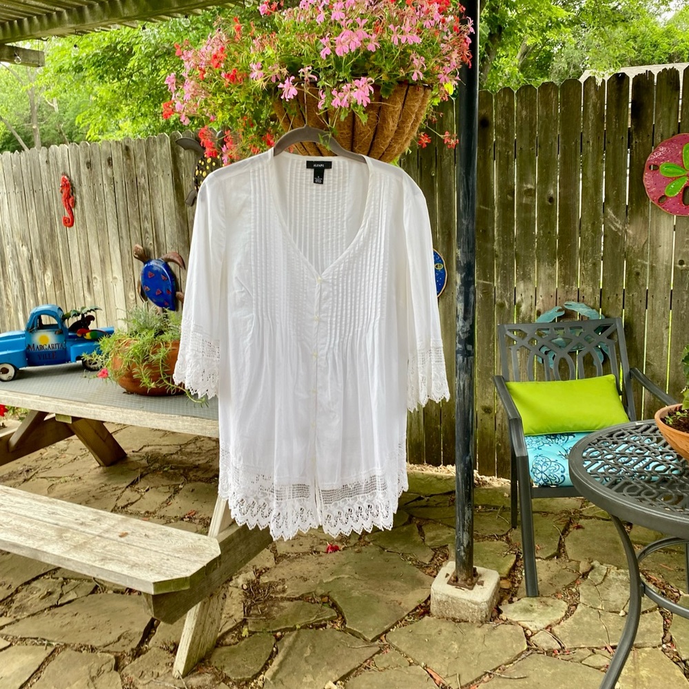 “Alfani” Women’s 3/4 Sleeve, White Top, Lace Detail on Hem and Sleeve Sz 8!🦋